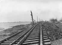 152849 Afbeelding van de verzakte spoorlijn bij Moerdijk gezien in de richting Dordrecht kort na de watersnoodramp.